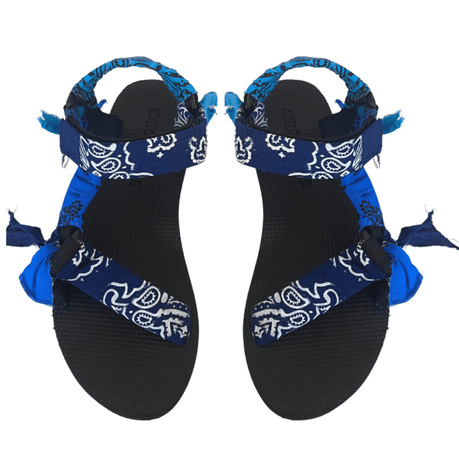 Arizona Love, These Trekky Bandana Mix Navy Sandals add style and comfort to your daily look. Handcrafted with recycled plastic bottles, the smocked straps of this flat sandal have been neatly covered in a colourful bandana fabric for a unique touch. The EVA sole ensures extra cushioning, perfect for all-day wear.