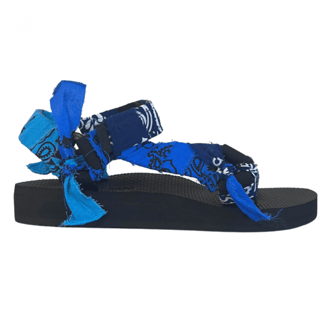 Arizona Love, These Trekky Bandana Mix Navy Sandals add style and comfort to your daily look. Handcrafted with recycled plastic bottles, the smocked straps of this flat sandal have been neatly covered in a colourful bandana fabric for a unique touch. The EVA sole ensures extra cushioning, perfect for all-day wear. 