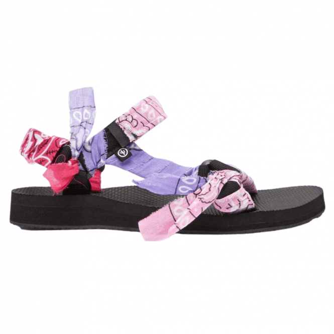 Arizona Love Trekky Bandana Mix Pink Sandals! Crafted with recycled plastic bottles, these stylish flat sandals elevate any look with their colourful bandana fabric and secure fit thanks to their fastener tape and ankle strap closure