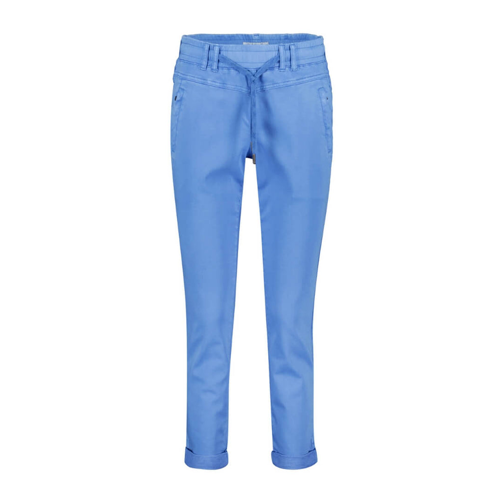 The Red Button Tessy Crop Jogger Midblue provides both comfort and style. Made from a blend of cotton, recycled polyester, and elastane, these pants have a regular rise and fit with tapered legs.