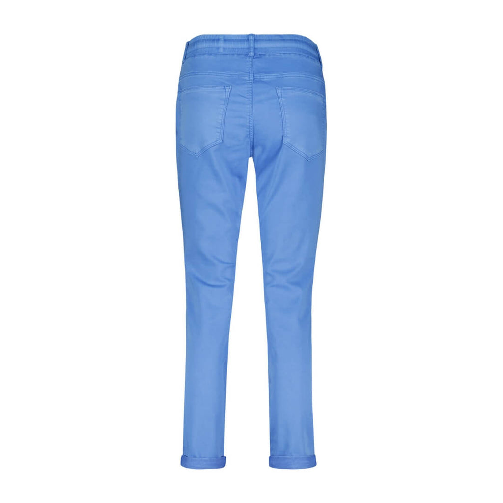 The Red Button Tessy Crop Jogger Midblue provides both comfort and style. Made from a blend of cotton, recycled polyester, and elastane, these pants have a regular rise and fit with tapered legs.