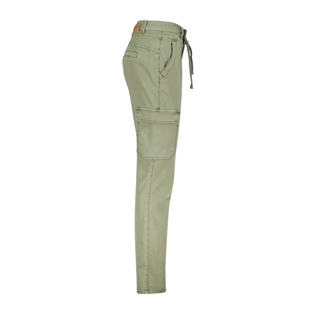  Red Button Cargo Jogger Teagreen pants! Made with a blend of 77% cotton and 22% recycled polyester, these pants are the perfect combination of softness and sustainability. 
